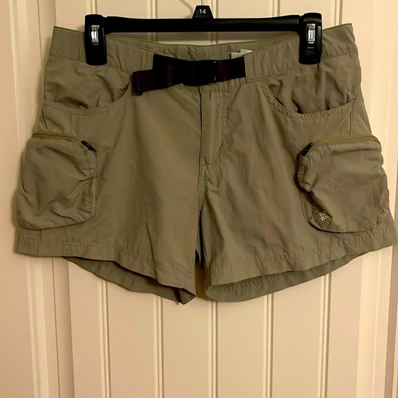 Columbia‎ Women’s sz Small Cross Over Cargo Shorts beige, belted, 4 pockets - Picture 1 of 13